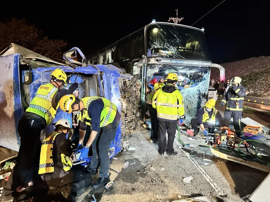 快訊/疑酒駕釀禍！台中大甲遊覽車、貨車對撞　駕駛命危7人送醫搶救中