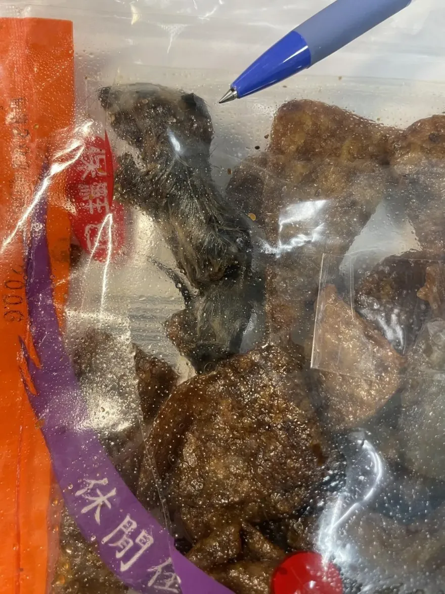影/慎入！知名豆干送「完整鼠乾」還有毛　南市衛生局溯源