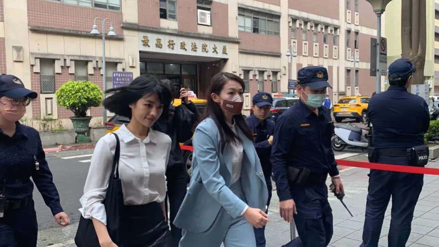 高虹安出庭！偕前發言人徐千晴現身台北地院　遭翁達瑞指控誣告罪第3度交鋒