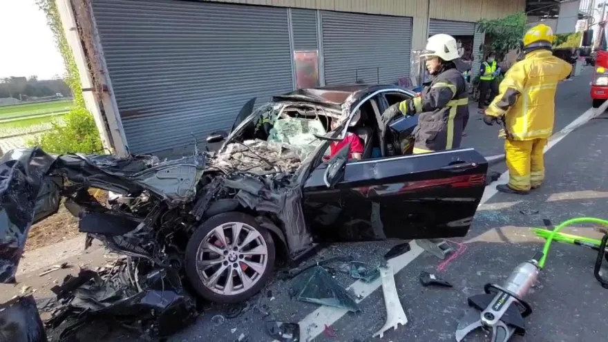 影/草屯驚悚死亡車禍！BMW剷路邊聯結車卡底　車體1/3爛成零件廢鐵