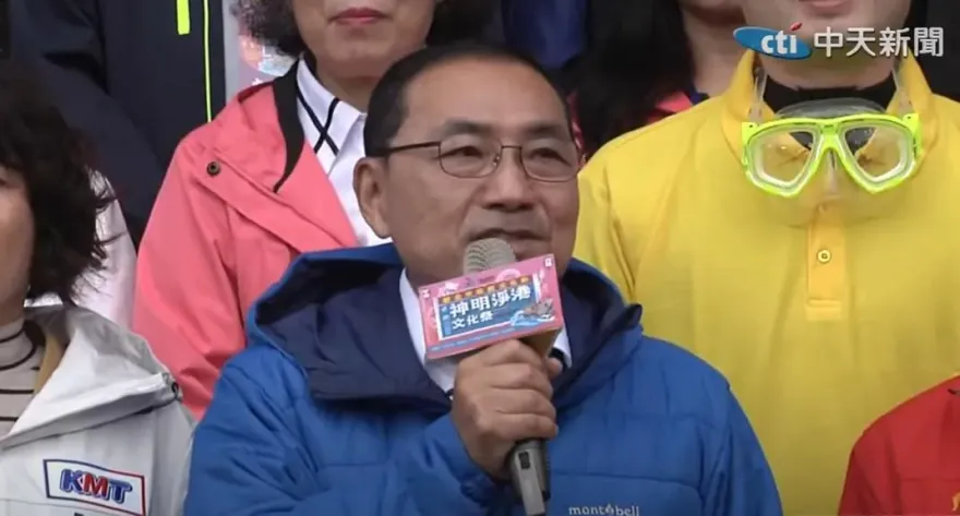 侯友宜萬里賞花「滑倒向前趴」旁人嚇歪！緊急現場狀況曝