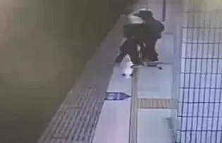 影/台鐵板橋站7旬嬤踩空落軌！18歲高三生跳月台救人驚險瞬間曝