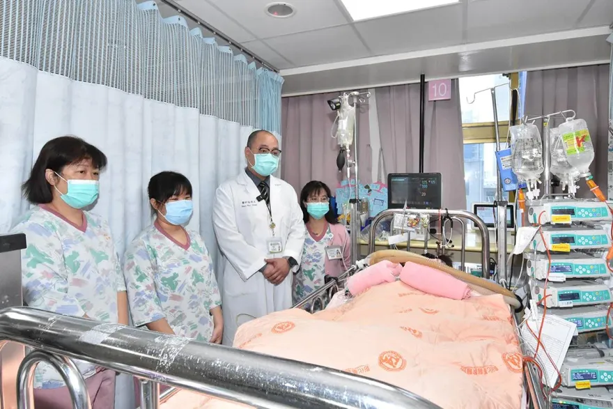 影/加油小妹！三姊弟車禍中小妹好轉「升壓劑已撤兩線」生命徵象越來越穩定