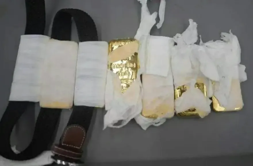 影/腰纏3塊腳踩4塊！禿頭胖男「腰纏萬貫」走私7公斤金條價逾千萬