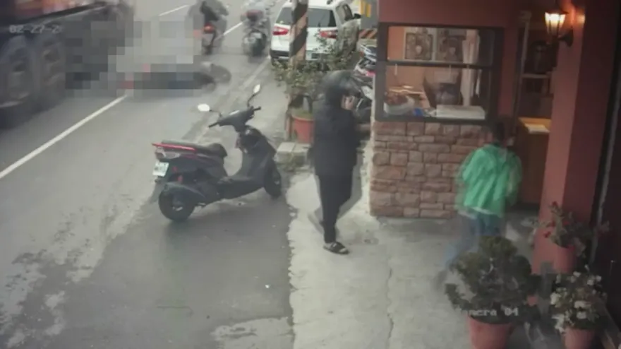 影/驚悚直擊！台南騎士「疑跟車太近」 自摔　動力機械輾過頭爆漿