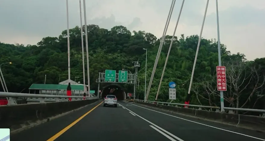 無照騎重機闖八卦山隧道！罰單見「省6000元」笑了：一次破解2任務
