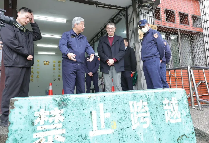 八堵分駐駐所前出現2噸重石墩防撞！謝國樑指示設置阻絕設備