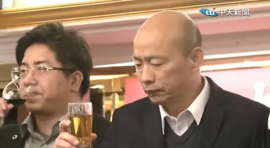 影/韓國瑜變臉有內情？謝寒冰斷言「茶+威士忌」不是疏失：很多人磨刀霍霍