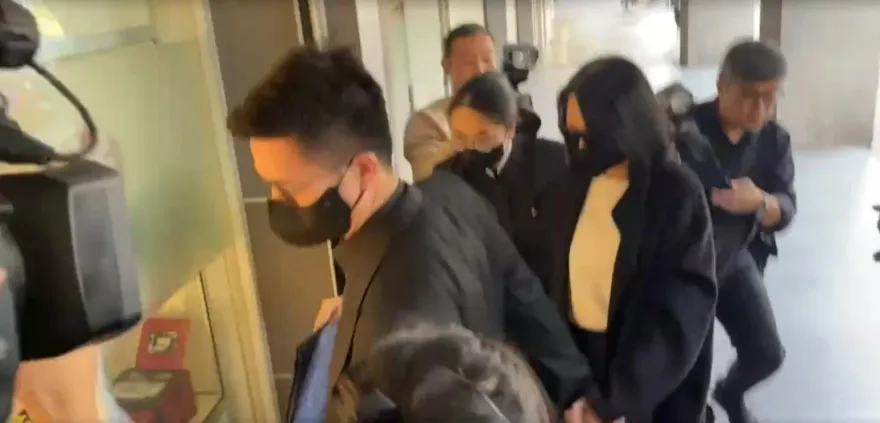 快訊/小S夫妻「全黑現身公公靈堂」表情哀戚！婆婆、3個女兒也到場