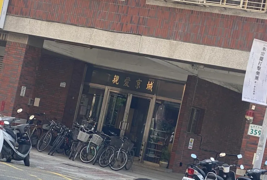台灣人諧音無極限！他見一社區大樓高喊「進餐廳」　網笑：沒當過兵就不懂的梗