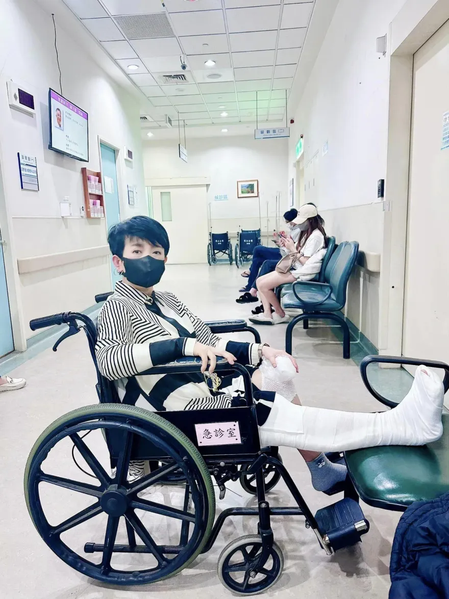 64歲周思潔送急診　骨裂打石膏憔悴照曝光