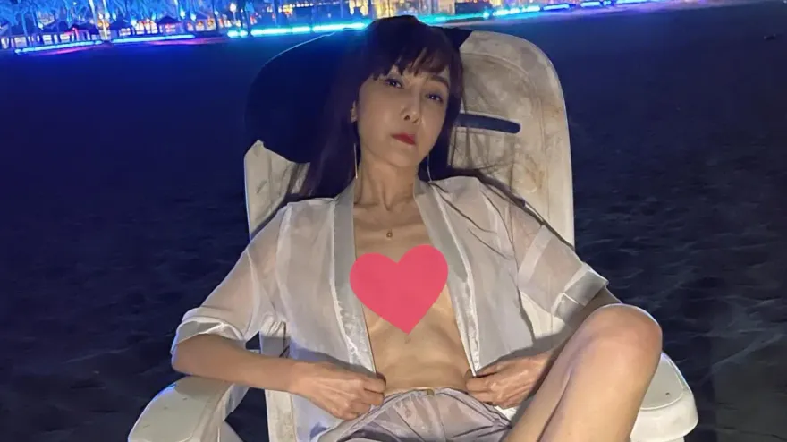 58歲胡文英「海邊脫Bra」半裸畫面流出！　慶生穿透視裝辣曬凍齡體態
