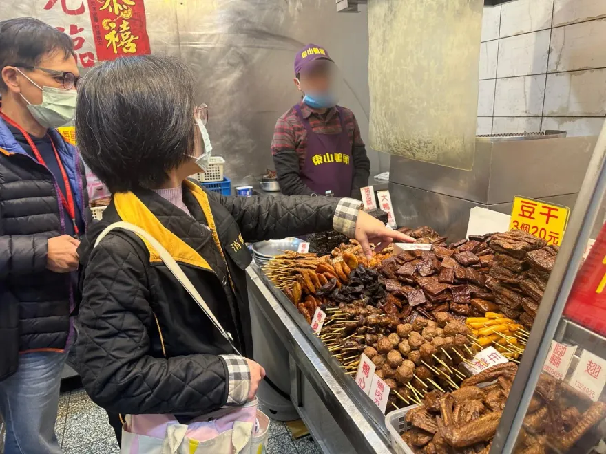 影/花干60元！士林夜市東山鴨頭「炸好才說價格」　消保官稽查要求改善