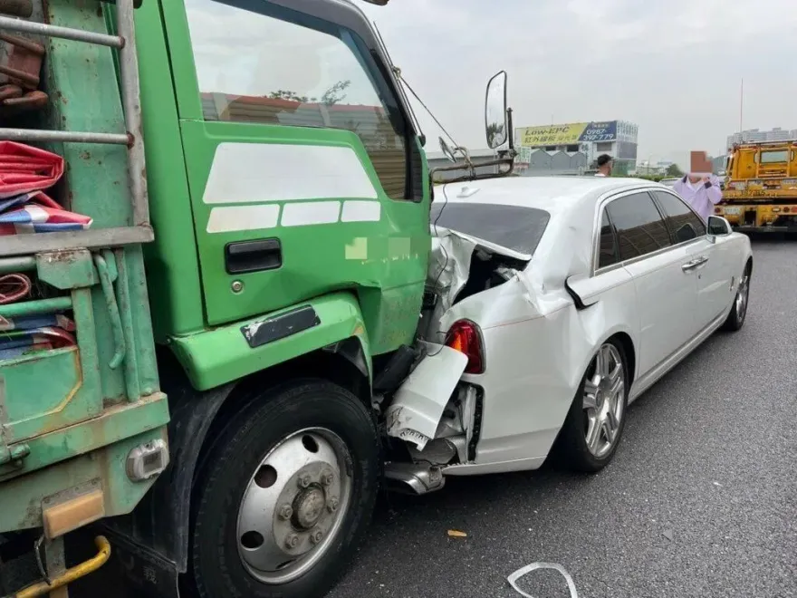 愛車被撞爛！勞斯萊斯車主霸氣喊「不求償」　網嘲諷：因為交由保險公司處理