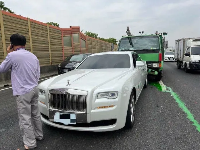 快訊/國1千萬級車禍！網見勞斯萊斯駕駛大驚：全聯老董？　業者回應了