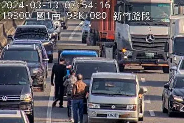 快訊/國1南下新竹段驚見4車追撞！占用外線車流回堵中　上班族請注意