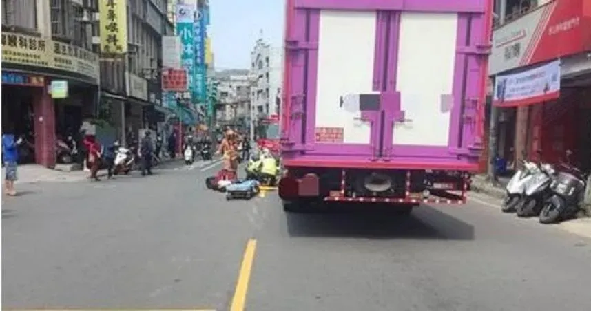 撞擊畫面曝！新北84歲老婦過馬路站大貨車頭前遭輾　傷重不治亡
