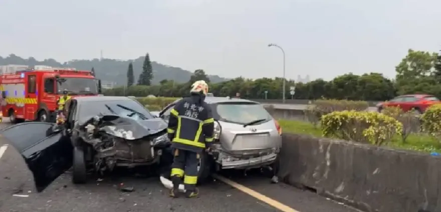 快訊/國道3號安坑隧道9車連撞　8傷2人送醫不治