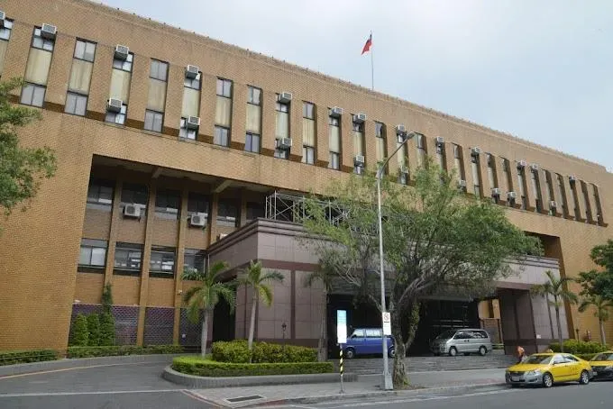 懷疑「綠光罩頂」偷看老婆平板　人夫反挨告判拘50天