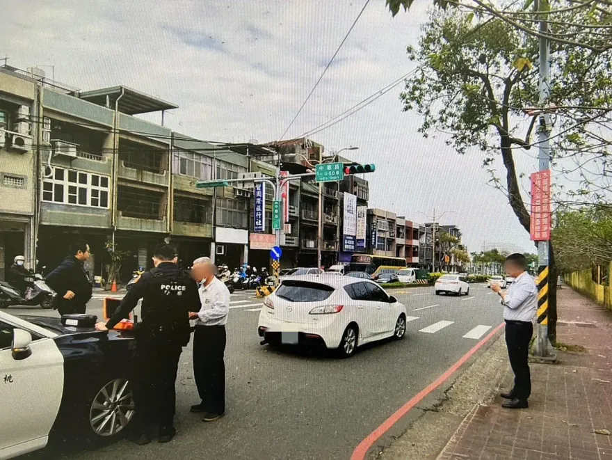 影/桃園嬤「帝王條款」護身闖紅燈　駕駛禮讓遭小黃追撞再衝人行道