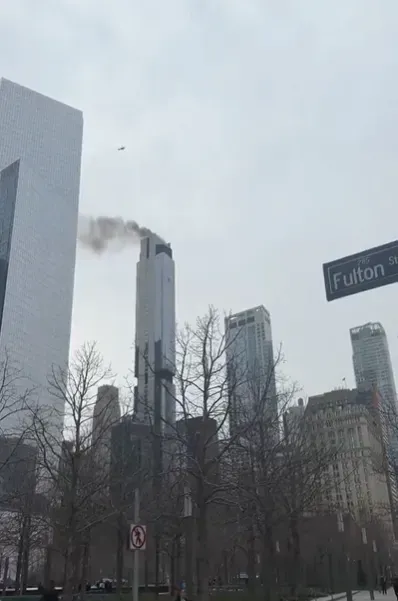 影/紐約世貿中心附近高樓火警竄濃煙　911畫面再現嚇壞民眾