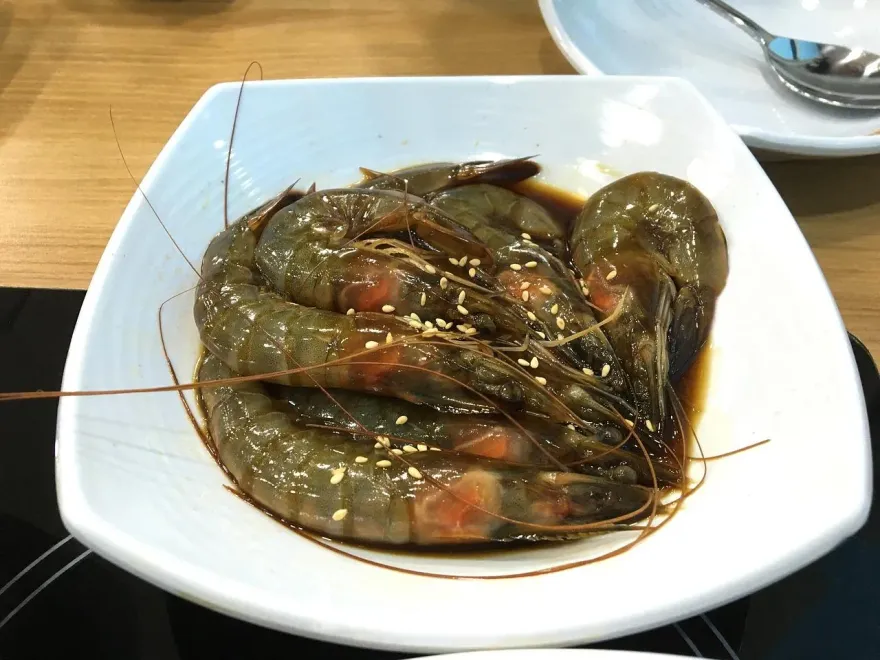 禍從口入！中年男愛吃「生醃海鮮」高燒不退　醫一看：肝幾乎被啃光