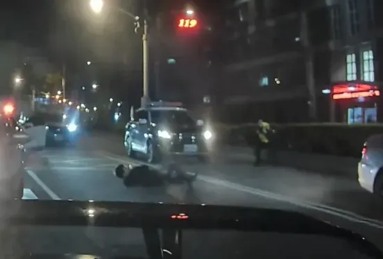 快訊/桃園深夜爆警匪槍戰！歹徒朝派出所開槍逃逸　員警追捕「左肩中彈」送醫