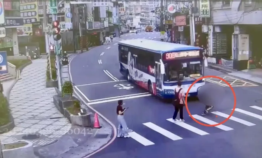 影/又見行人地獄！新店公車高速闖紅燈　9歲男童被撞飛瞬間曝光
