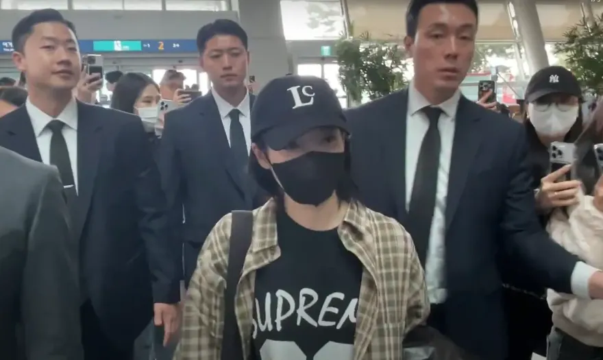 快訊/憂歌單外洩！IU彩排歌迷竟場外直播　寬姊「穿拖鞋」霸氣勸離