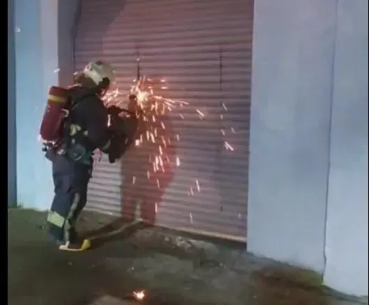 南亞林口二廠深夜大火！1樓倉庫狂冒黑煙　44輛消防車衝現場搶救