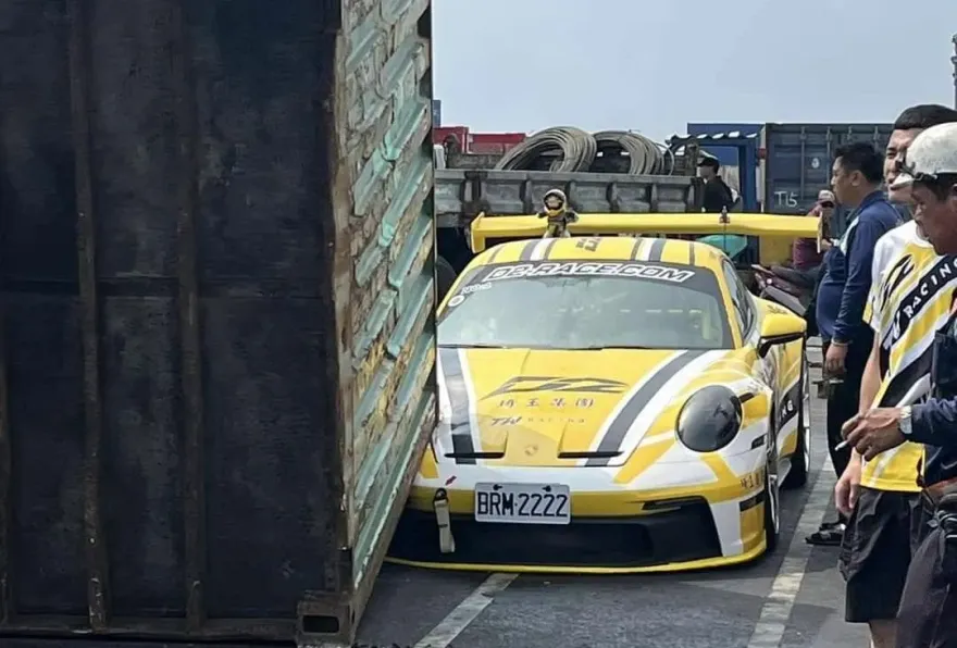 廖老大千萬保時捷被砸　車隊赴澎湖參賽「貨櫃裝奧迪從天降」超慘畫面曝