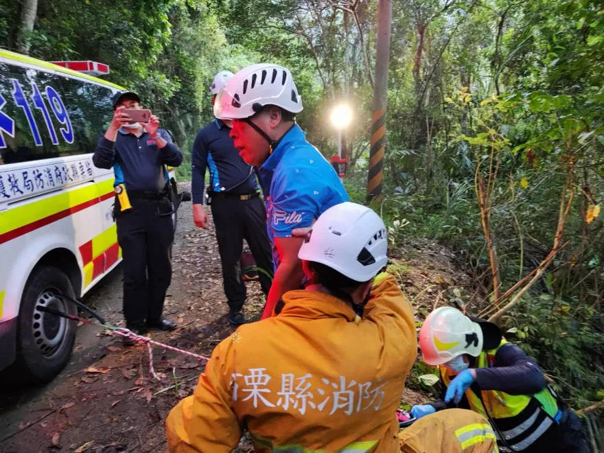 影/開車到苗栗南庄旅遊「摔落50米邊坡」！1女氣血胸骨折送醫