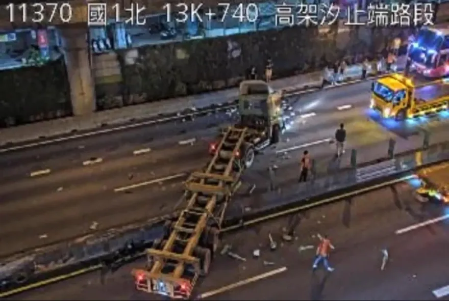 快訊/塞爆！國1汐五高架4車連環撞　聯結車衝對向車道南下全線封閉