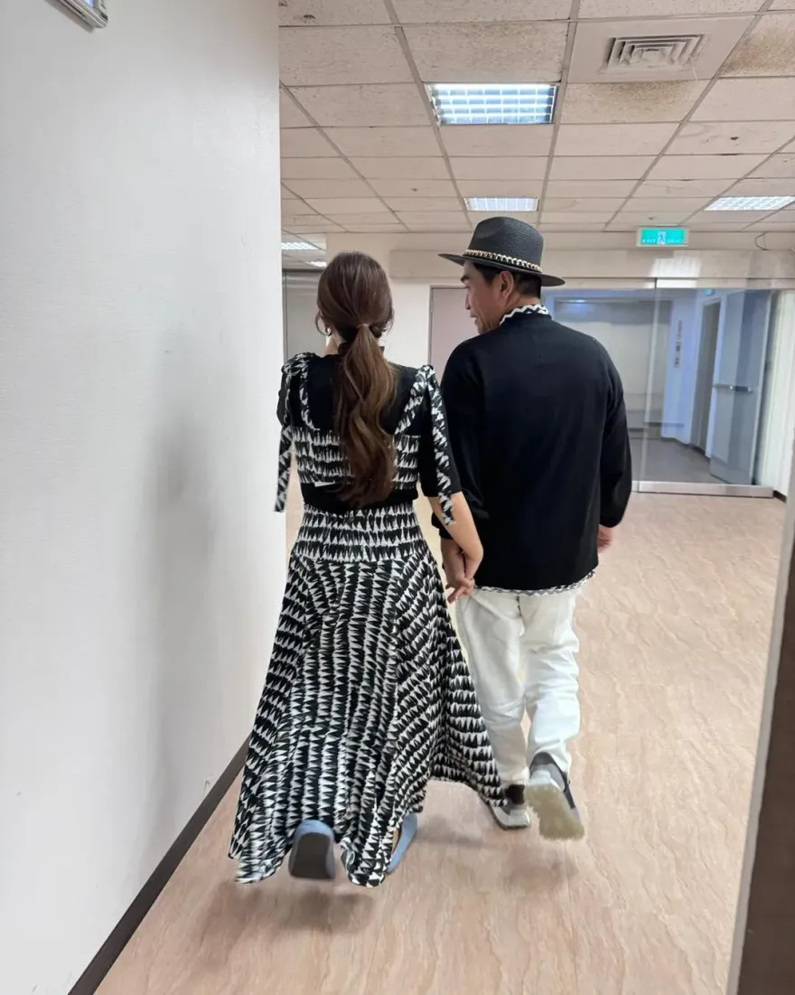 吳宗憲突曬「十指緊扣馬尾女」背影照！　網認出她身分：好幸福