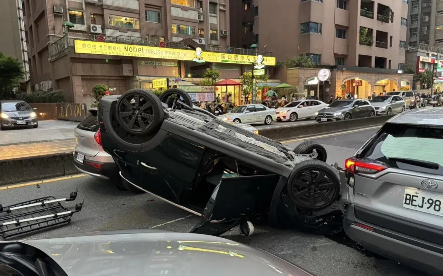 快訊/北市內湖自小客翻車四輪朝天　波及2車駕駛輕傷送醫