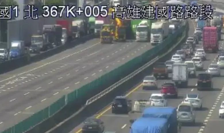 快訊/國一南下高雄段4車連環撞　占用3車道回堵13KM「紫爆」