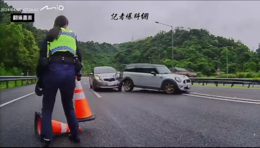 影/驚險瞬間曝！國5車禍警到場擺放三角錐　女警險被撞一個MOVE閃開