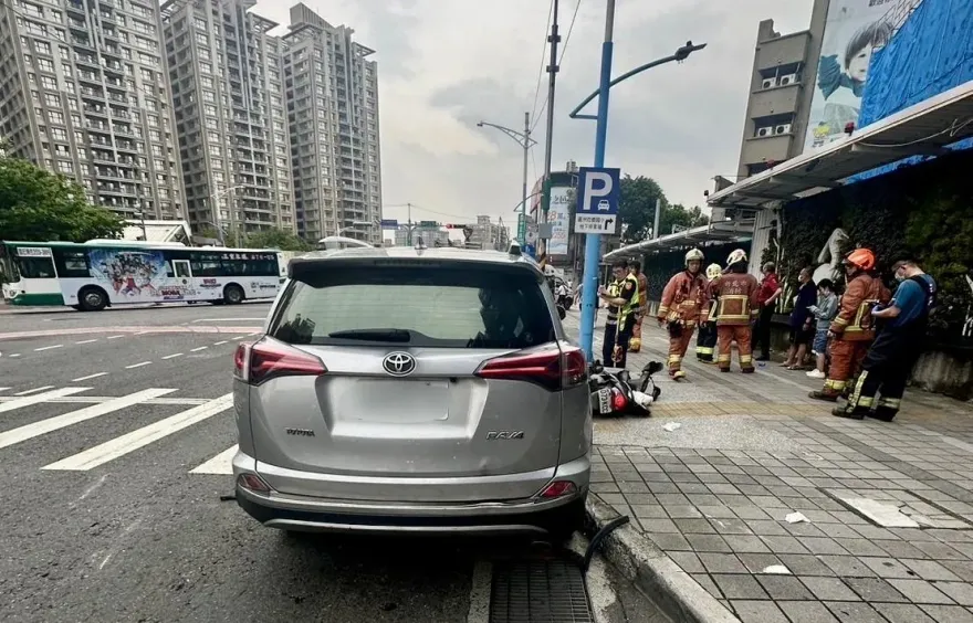 快訊/撞擊瞬間曝！新北蘆洲休旅車衝撞等紅燈4機車　6人受傷送醫