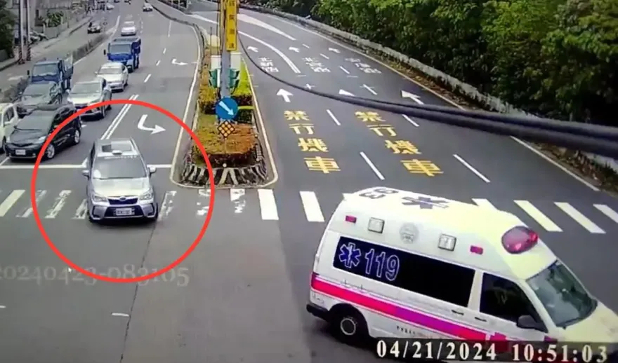 影/休旅車私裝警示燈鳴笛尾隨執勤救護車　消防局檢舉警依法開罰