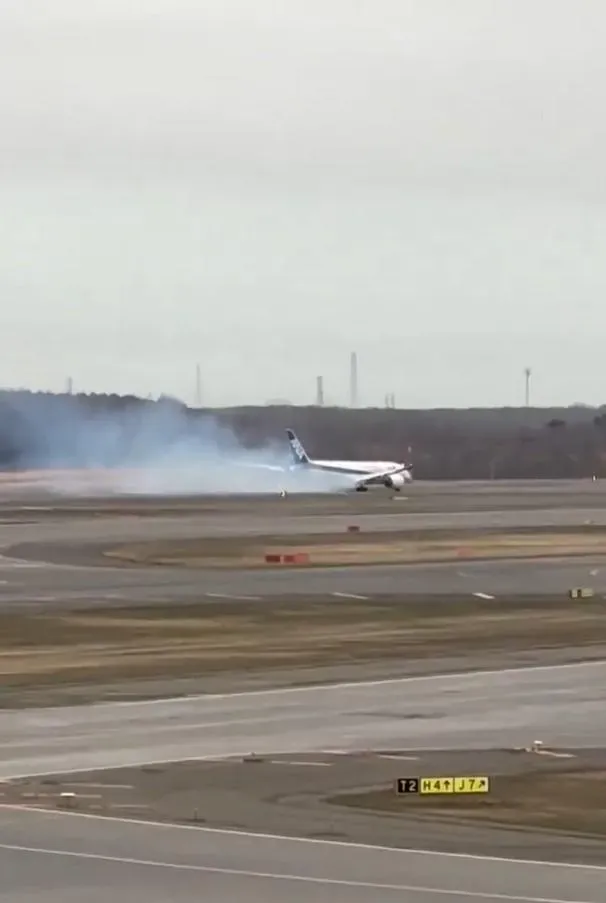 快訊/影/全日空降落「機翼狂冒白煙」北海道機場急關跑道　211人平安