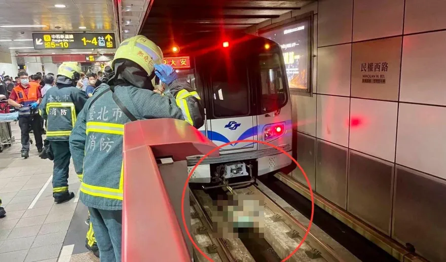 快訊/畫面曝光！北捷民權西路站民眾落軌捲車底　列車至劍潭站單線雙向運轉