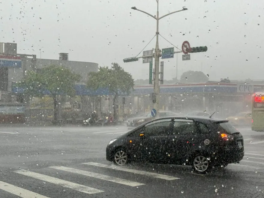 大豪雨狂炸台北「放颱風假」？北市教育局：學校可自行決定是否停班課