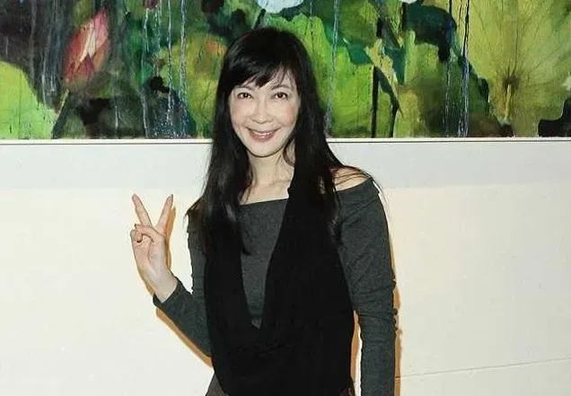 「整形皇后」顧婕出院哭了！揭直腸癌病情「走路好像在飄」曝近況