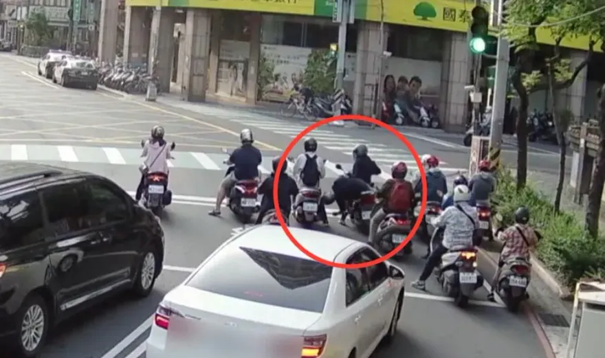 影/救命瞬間！機車乘客突倒地無呼吸心跳　暖警CPR 搶命成功救回