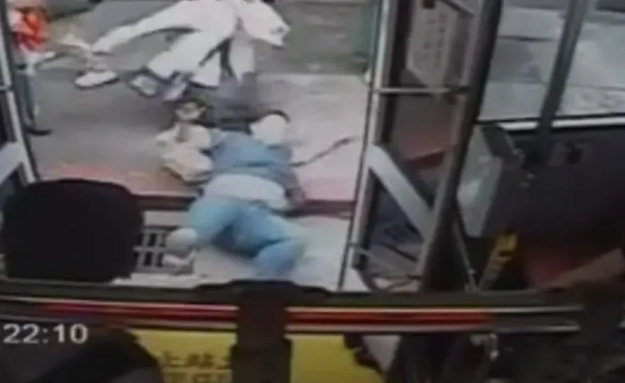 基隆翁「強拉」婦人下公車！重摔馬路上再補一腳　他現身喊冤