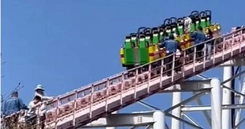 驚險畫面曝！日本遊樂園雲霄飛車「突停止」卡半空中　18人徒步走下軌道