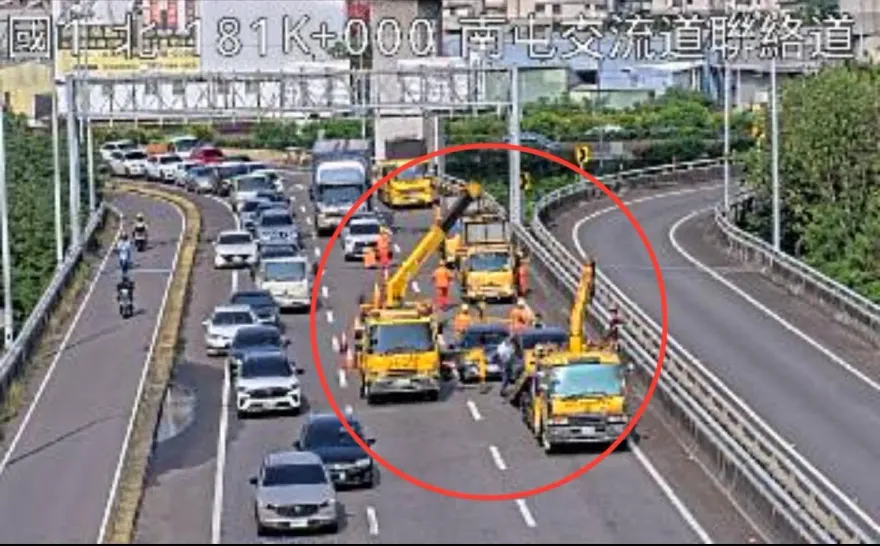 快訊/上班注意！國道1號台中追撞車禍　占用南屯路段內側車道