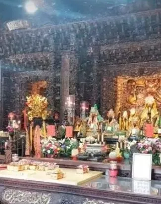 台南麻豆文衡殿上萬蜜蜂瞬間湧入　關聖帝君正殿停10分鐘飛離香爐留字