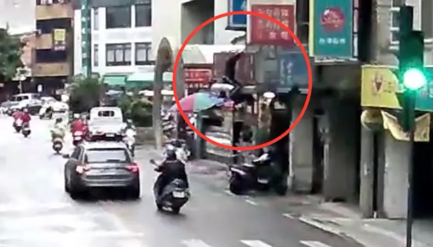 影/毒蟲太嗨變蜘蛛人爬遮雨棚　民眾目擊「跳樓」報案警逮人送辦