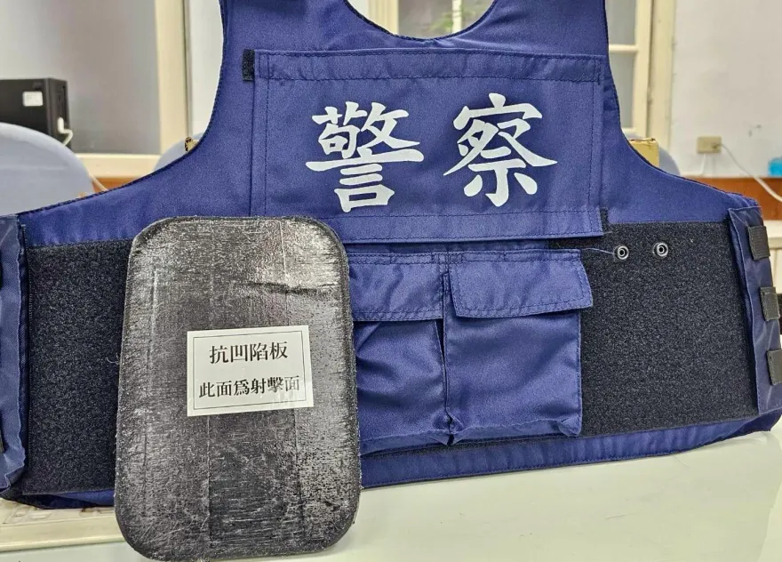 基層警反映防彈衣抗凹陷板「可折凹」瑕疵　警政署：已要求廠商保固換新